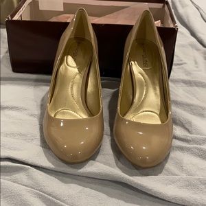 Bandolino Lantana Natural Pump size 7